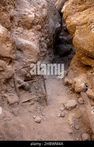 La scala di Brocken segna l'ingresso ad un erodente slot Canyon nella Death Valley Foto Stock