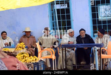Uomini marocchini seduti in un locale negozio di tè a Chefchaouen, Marocco. Foto Stock