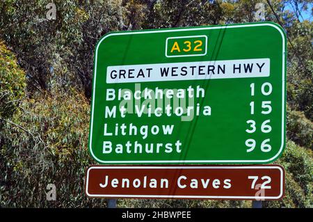 Un cartello sulla Great Western Highway a Katoomba che fornisce le distanze di viaggio per le città vicine Foto Stock