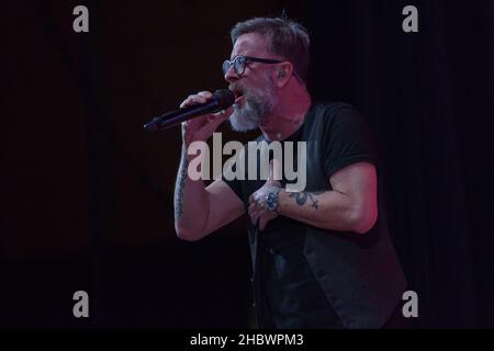 Bologna, Italia. 21st Dic 2021. Dopo la grande festa all'Arena di Verona in cui ha celebrato 30 anni di carriera, Marco Masini si recò al Teatro EuropAuditorium di Bologna per un concerto dove cantò i suoi migliori successi. (Foto di Carlo Vergani/Pacific Press) Credit: Pacific Press Media Production Corp./Alamy Live News Foto Stock