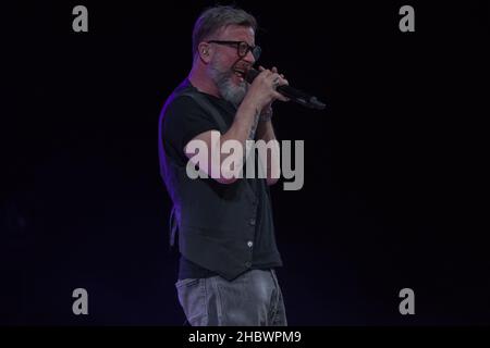 Bologna, Italia. 21st Dic 2021. Dopo la grande festa all'Arena di Verona in cui ha celebrato 30 anni di carriera, Marco Masini si recò al Teatro EuropAuditorium di Bologna per un concerto dove cantò i suoi migliori successi. (Foto di Carlo Vergani/Pacific Press) Credit: Pacific Press Media Production Corp./Alamy Live News Foto Stock