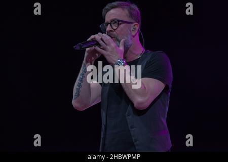 Bologna, Italia. 21st Dic 2021. Dopo la grande festa all'Arena di Verona in cui ha celebrato 30 anni di carriera, Marco Masini si recò al Teatro EuropAuditorium di Bologna per un concerto dove cantò i suoi migliori successi. (Foto di Carlo Vergani/Pacific Press) Credit: Pacific Press Media Production Corp./Alamy Live News Foto Stock