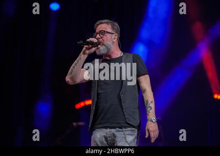 Bologna, Italia. 21st Dic 2021. Dopo la grande festa all'Arena di Verona in cui ha celebrato 30 anni di carriera, Marco Masini si recò al Teatro EuropAuditorium di Bologna per un concerto dove cantò i suoi migliori successi. (Foto di Carlo Vergani/Pacific Press) Credit: Pacific Press Media Production Corp./Alamy Live News Foto Stock