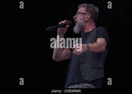 21 dicembre 2021, Bologna, Italia: Dopo la grande festa all'Arena di Verona in cui ha celebrato 30 anni di carriera, Marco Masini si recò al Teatro EuropAuditorium di Bologna per un concerto dove cantò i suoi più grandi successi. (Credit Image: © Carlo Vergani/Pacific Press via ZUMA Press Wire) Foto Stock