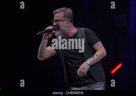 21 dicembre 2021, Bologna, Italia: Dopo la grande festa all'Arena di Verona in cui ha celebrato 30 anni di carriera, Marco Masini si recò al Teatro EuropAuditorium di Bologna per un concerto dove cantò i suoi più grandi successi. (Credit Image: © Carlo Vergani/Pacific Press via ZUMA Press Wire) Foto Stock