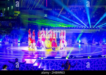 Dubai, Emirati Arabi Uniti - 4 novembre 2021: Celebrazione di Diwali, Festival delle luci a Expo2020. Spettacolo con ballerini e gruppi culturali tratti dal Foto Stock