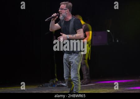 21 dicembre 2021, Bologna, Italia: Dopo la grande festa all'Arena di Verona in cui ha celebrato 30 anni di carriera, Marco Masini si recò al Teatro EuropAuditorium di Bologna per un concerto dove cantò i suoi più grandi successi. (Credit Image: © Carlo Vergani/Pacific Press via ZUMA Press Wire) Foto Stock