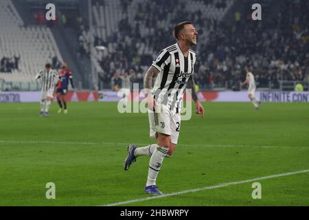 Torino, 21st dicembre 2021. Federico Bernardeschi della Juventus festeggia dopo aver segnato per dare al fianco un 2-0 di vantaggio durante la serie A una partita allo Stadio Allianz di Torino. Il credito d'immagine dovrebbe essere: Jonathan Moscrop / Sportimage Foto Stock