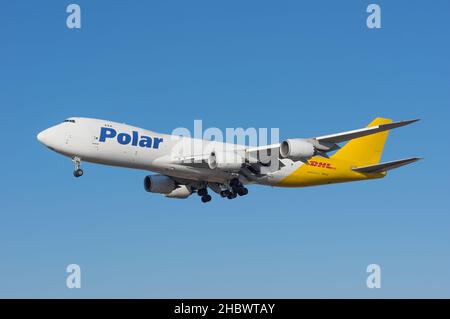 DHL Polar Air Cargo Boeing 747-8 Freighter con registrazione N853GT in arrivo a LAX, Aeroporto Internazionale di Los Angeles. Foto Stock