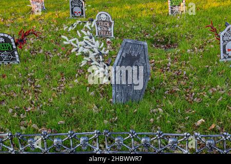 Un prato a Lawrence, Indiana decorato come cimitero per Halloween. Foto Stock