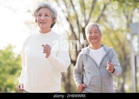 Vecchia coppia che corre nel parco Foto Stock