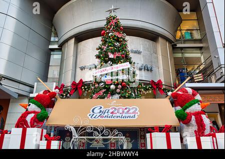 Bangkok, Thailandia 12.20.2021 decorato albero di Natale nel centro della città di Bangkok Foto Stock