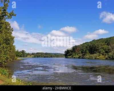 Viste panoramiche del lago e del paesaggio nella zona ricreativa di Round Valley, in Libano, New Jersey, in una bella giornata estiva -05 Foto Stock