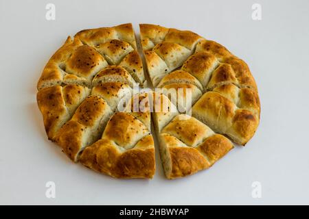 Pane Ramadan tagliato a fette triangolare, pide sullo sfondo bianco. Vista dall'alto. Foto Stock