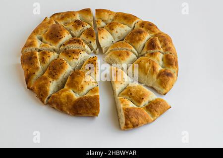 Pane Ramadan tagliato a fette triangolare, pide sullo sfondo bianco. Vista dall'alto. Foto Stock