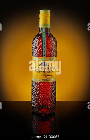 Tel Aviv, Israele - 20 dicembre 2021: Liquore francese mandarino napoleone su sfondo scuro con riflessione. Foto Stock