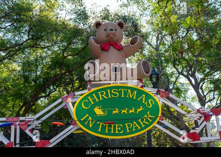 Insegna Natale nel Parco all'ingresso di un evento invernale a Plaza de Cesar Chavez - San Jose, California, USA - Dicembre, 2021 Foto Stock