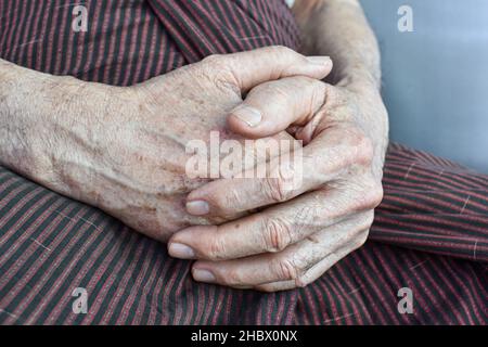 Mani aggrappate di Myanmar asiatico o anziano birmano. Concetto di artrite reumatoide, osteoartrite o dolore articolare. Foto Stock