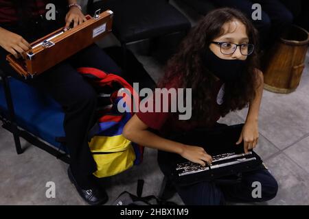 Caracas, Venezuela. 26th Nov 2021. Una ragazza ripone il suo flauto dopo un concerto nel quartiere di San Agustin nell'ambito del programma "El sistema". (Al dpa: 'Un raggio di speranza in uno stato di crisi: Il progetto musicale venezuelano 'El sistema'') Credit: Jesus Vargas/dpa/Alamy Live News Foto Stock