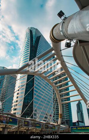 Bangkok, Thailandia 12.03.2021 Chong Nonsi Ponte pedonale, questo Skywalk è un punto di riferimento urbano situato nel mezzo del Busin centrale Sathorn-Silom Foto Stock