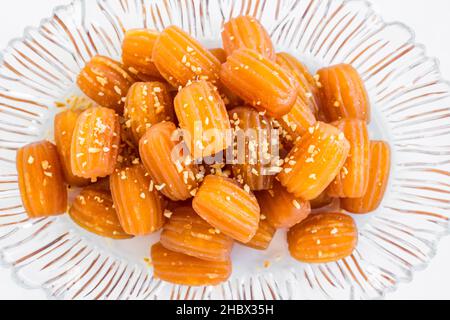 Tradizionale Pasticceria Turca Dessert Tulumba, mucchio nella lastra di vetro ovale. Vista dall'alto Foto Stock