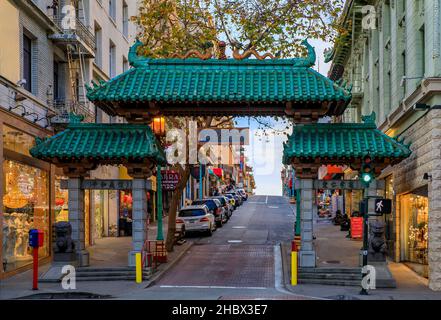 San Francisco, USA - 18 dicembre 2021: Dragon's Gate, l'ingresso a Chinatown con la più grande comunità cinese al di fuori dell'Asia e la più antica negli Stati Uniti Foto Stock