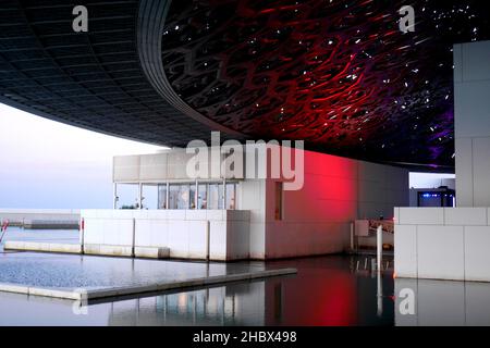 Un concerto musicale al museo d'arte del Louvre sull'isola di Saadiyat, Abu Dhabi, Emirati Arabi Uniti Foto Stock