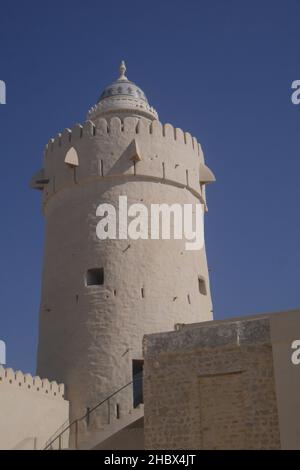 Il Qasr al Hosn, il Forte Bianco, il Forte Vecchio, il Forte Palazzo, ex residenza dello sceicco regnante di Abu Dhabi, e il palazzo dell'emiro Foto Stock