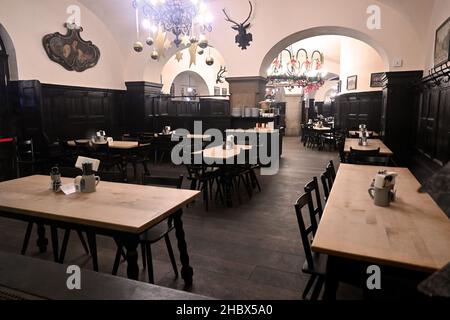 Monaco di Baviera, Germania. 22nd Dic 2021. Sedie e tavoli vuoti si trovano in un ristorante del centro. Credit: Peter Kneffel/dpa/Alamy Live News Foto Stock