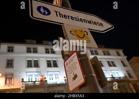 Monaco di Baviera, Germania. 22nd Dic 2021. Le indicazioni indicano la strada per il Theresienwiese, dove in circostanze normali si svolge l'Oktoberfest. Credit: Peter Kneffel/dpa/Alamy Live News Foto Stock