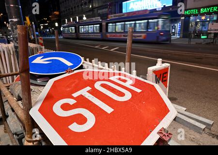 Monaco di Baviera, Germania. 22nd Dic 2021. Vari segnali stradali sono pronti presso un cantiere in centro. Credit: Peter Kneffel/dpa/Alamy Live News Foto Stock