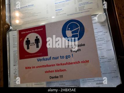 Monaco di Baviera, Germania. 22nd Dic 2021. Un cartello con la dicitura "solo per andare!" appende all'ingresso di un ristorante. Credit: Peter Kneffel/dpa/Alamy Live News Foto Stock