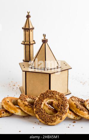 Tradizionale turco Kandil Sesame anelli che si mangia su Kandils.Sesame anelli con mini moschea in legno. Foto Stock