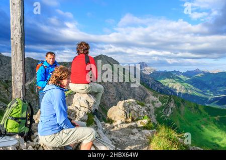 Gli escursionisti godono di una vista fantastica sulle montagne di Allgäu e. Kleinwalsertal Foto Stock