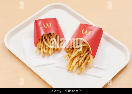 Tokyo, Giappone. 22nd Dic 2021. Le patatine di medie e grandi dimensioni di McDonald sono raffigurate a Tokyo, Giappone, 22 dicembre 2021. McDonalds Holdings Company (Giappone) ha detto il martedì che avrebbe sospeso la vendita di patatine di medie e grandi dimensioni per una settimana a partire da venerdì a causa di colli di bottiglia della catena di approvvigionamento. Credit: Shingo Tosha/AFLO/Alamy Live News Foto Stock