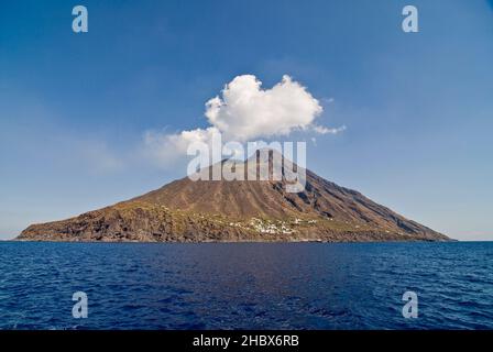 Bella vista sull'isola di Stromboli Foto Stock