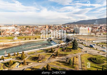 Vladikavkaz, Russia – 15 dicembre 2021. Vista su Vladikavkaz, la capitale della repubblica Ossezia del Nord in Russia. La vista incorpora il ponte Olga, V. Foto Stock