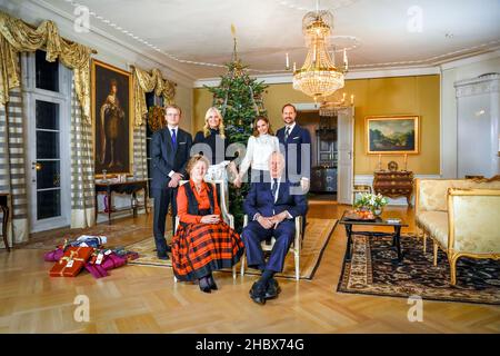 Oslo 20211220.King Harald (davanti, da destra), la Regina Sonja, il Principe Corona Haakon (dietro, da destra), la Principessa Ingrid Alexandra, la Principessa Corona mette-Marit e il Principe Sverre Magnus di fronte all'albero di Natale a Bygdoey Kongsgaard a Oslo. Foto: Lise Aaserud / NTB Credit: NTB Scanpix/Alamy Live News Foto Stock