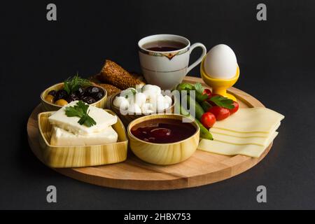 Tradizionale colazione Turca, sul vassoio di legno rotondo alla superficie scura Foto Stock