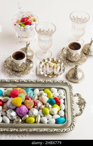 Caramelle turche tradizionali e colorate sul tessuto di pizzo fatto a mano con Coffee.immagine concettuale per le celebrazioni. Foto Stock