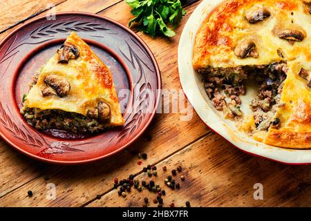 Deliziosa torta con carne macinata e funghi. Foto Stock