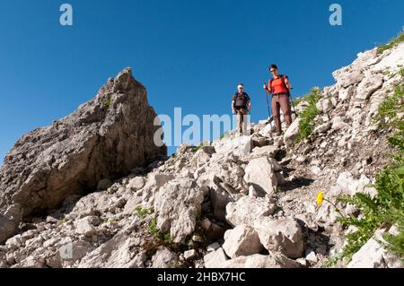 Escursione in coppia al sole serale sulla cresta vicino alla vetta del Nebelhorn nelle Alpi di Allgäu Foto Stock