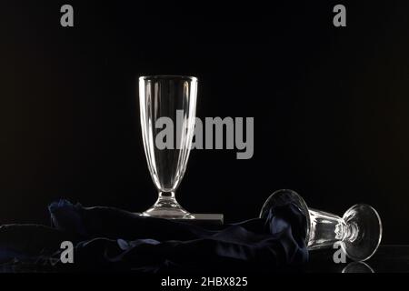 Stilllife due bicchieri su sfondo nero Foto Stock