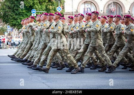 Ucraina, Kiev - 18 agosto 2021: Forze aeree. Ucraino militare. C'è un distacco di soccorritori. Soccorritori. Il sistema militare sta marciando nella sfilata. Marcia della folla. Soldati dell'esercito. Foto Stock