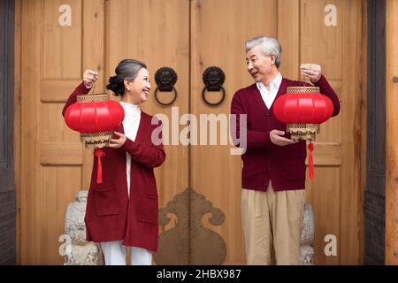 Felice vecchia coppia che festeggia il nuovo anno Foto Stock