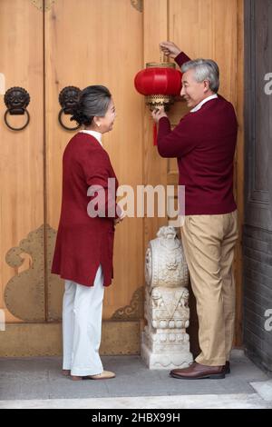 Lanterne appese di coppia anziane Foto Stock