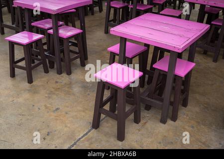 Sedie di legno rosa e sfondo del tavolo Foto Stock