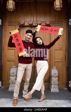 Felice coppia giovane che tiene coppie Foto Stock