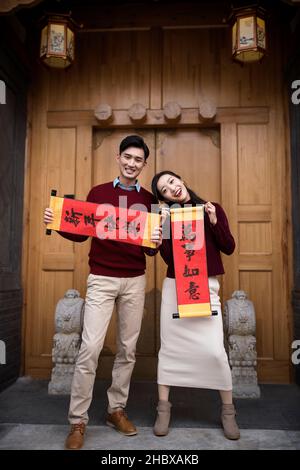 Felice coppia giovane che tiene coppie Foto Stock