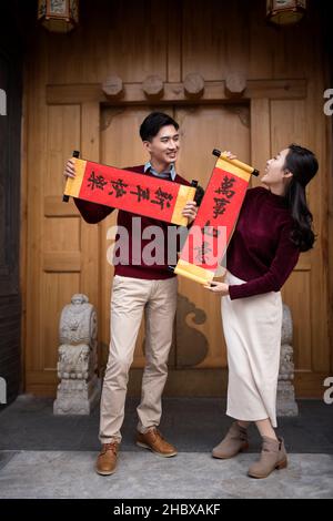 Felice coppia giovane che tiene coppie Foto Stock